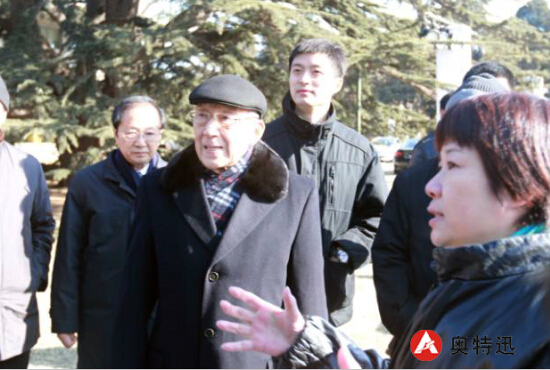 董事长萧霞为国家领导人介绍矩阵式柔性充电堆.jpg