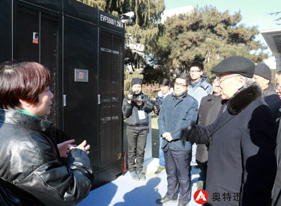 董事长萧霞为国家领导人介绍矩阵式柔性充电堆2.jpg