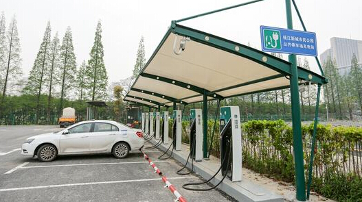 杭州出台新政全面布局充电桩 让新能源车“加速跑”.jpg 杭州出台新政全面布局充电桩 让新能源车“加速跑”.jpg