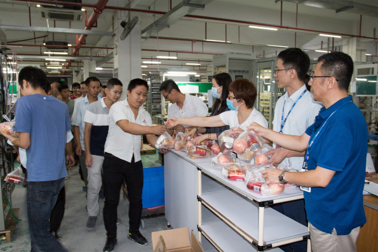 高温送清凉,奥特迅工会开展产线慰问活动 高温送清凉,奥特迅工会开展产线慰问活动